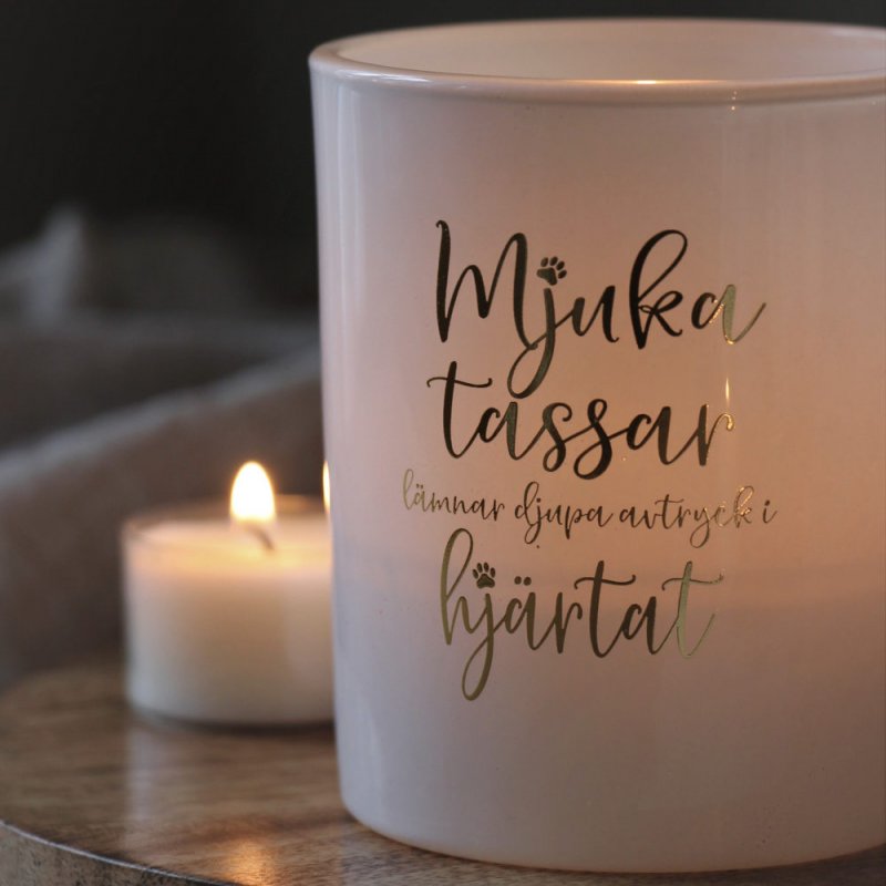 Ljuslykta Mjuka Tassar, från Majas lyktor säljs till förmån för Barncancerfonden